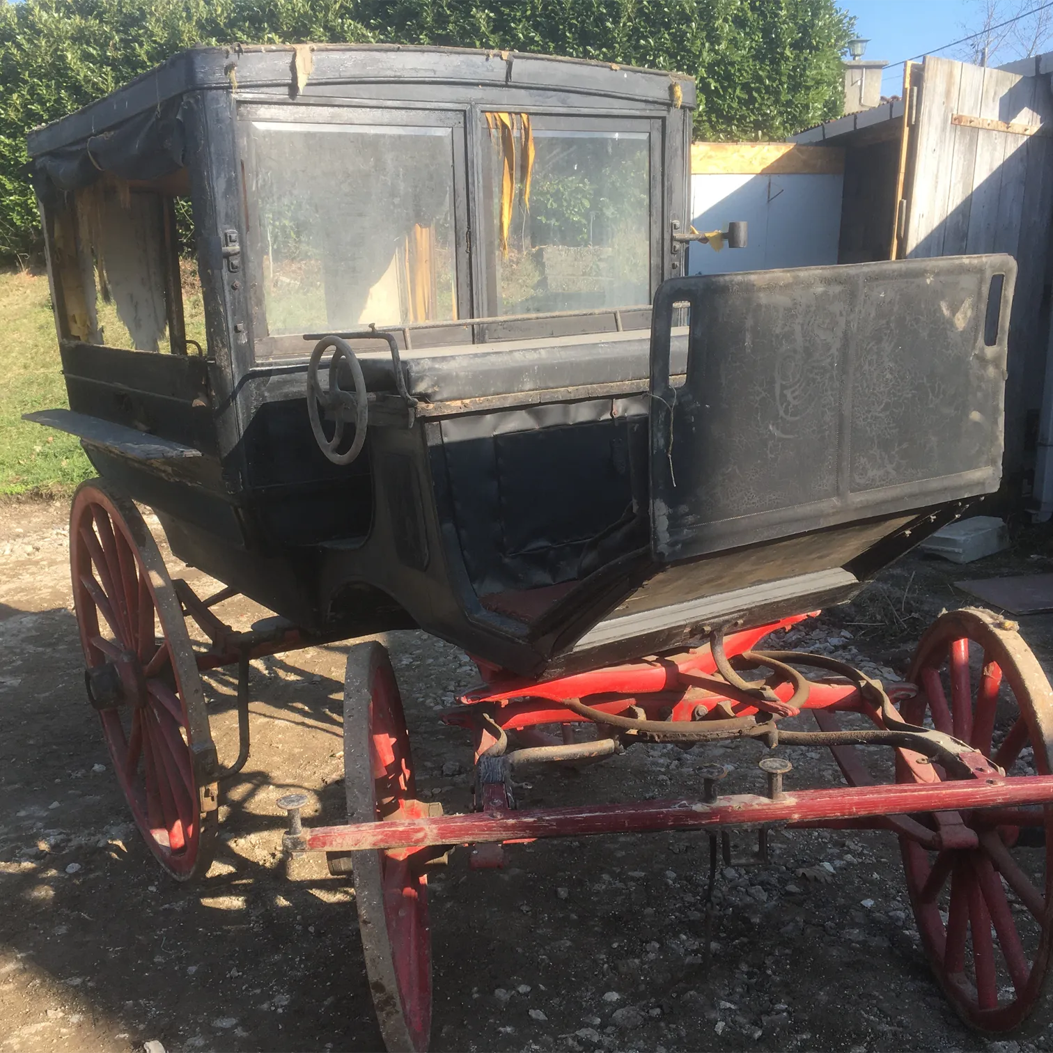 Voiture d'Antan Calèche Tapissière Rouge 10