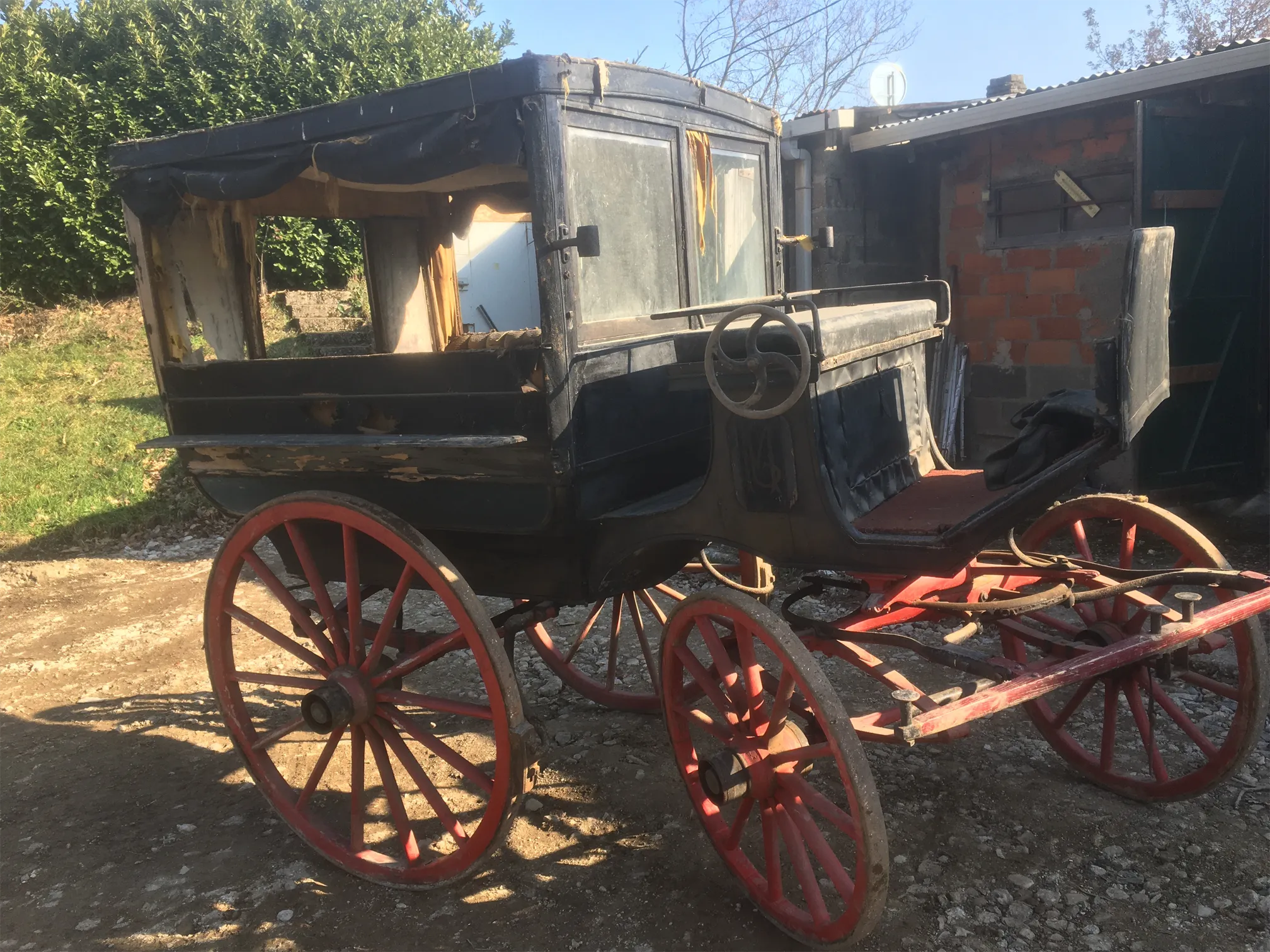 Voiture d'Antan Calèche Tapissière Rouge 11