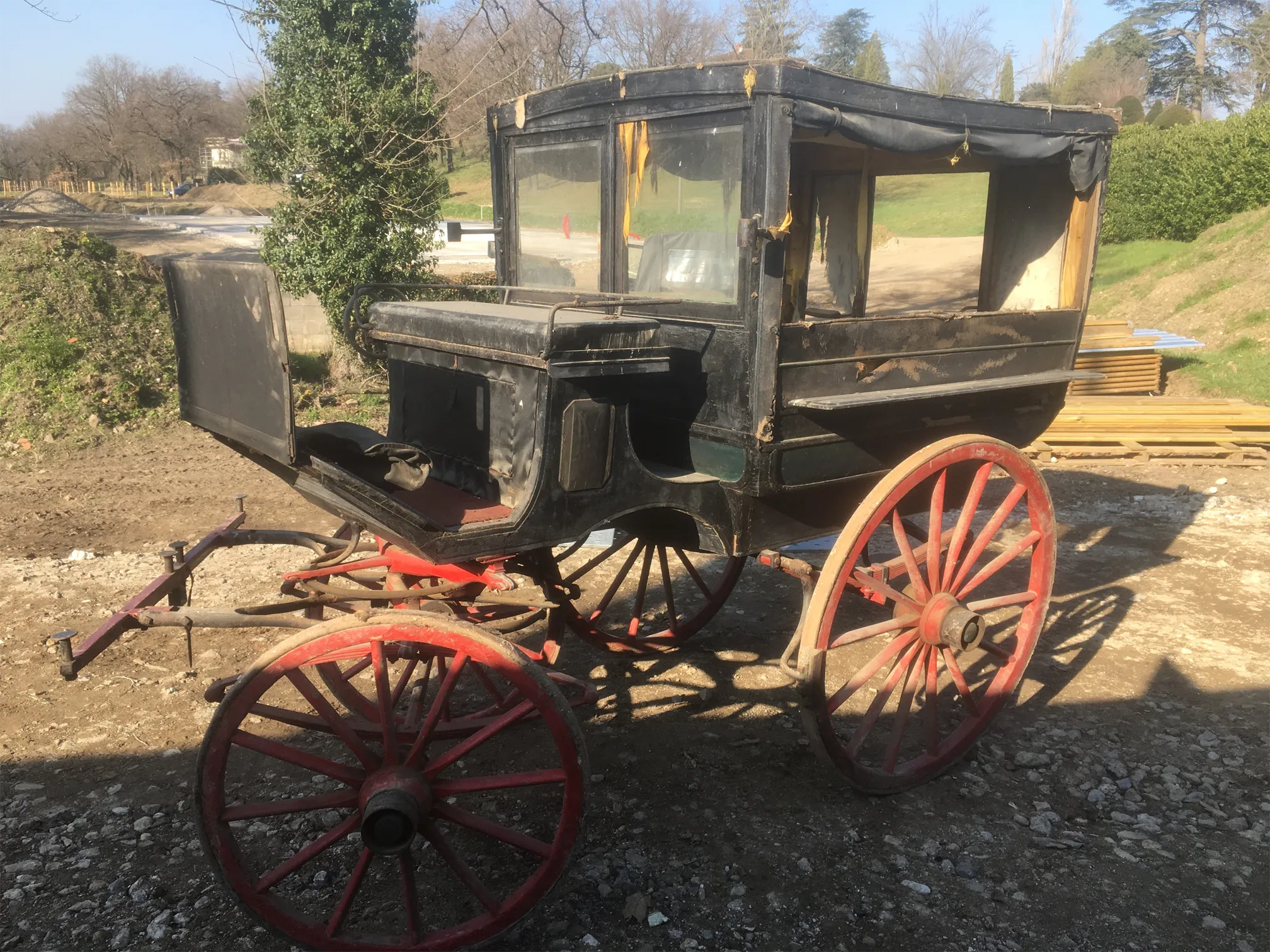 Voiture d'Antan Calèche Tapissière Rouge 12