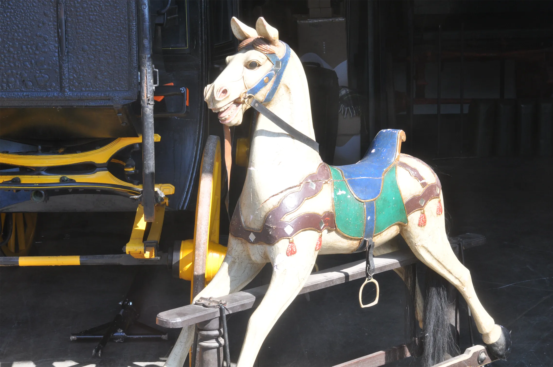 Voitures d'Antan Cheval de Manège Bascule Petit Modèle 11