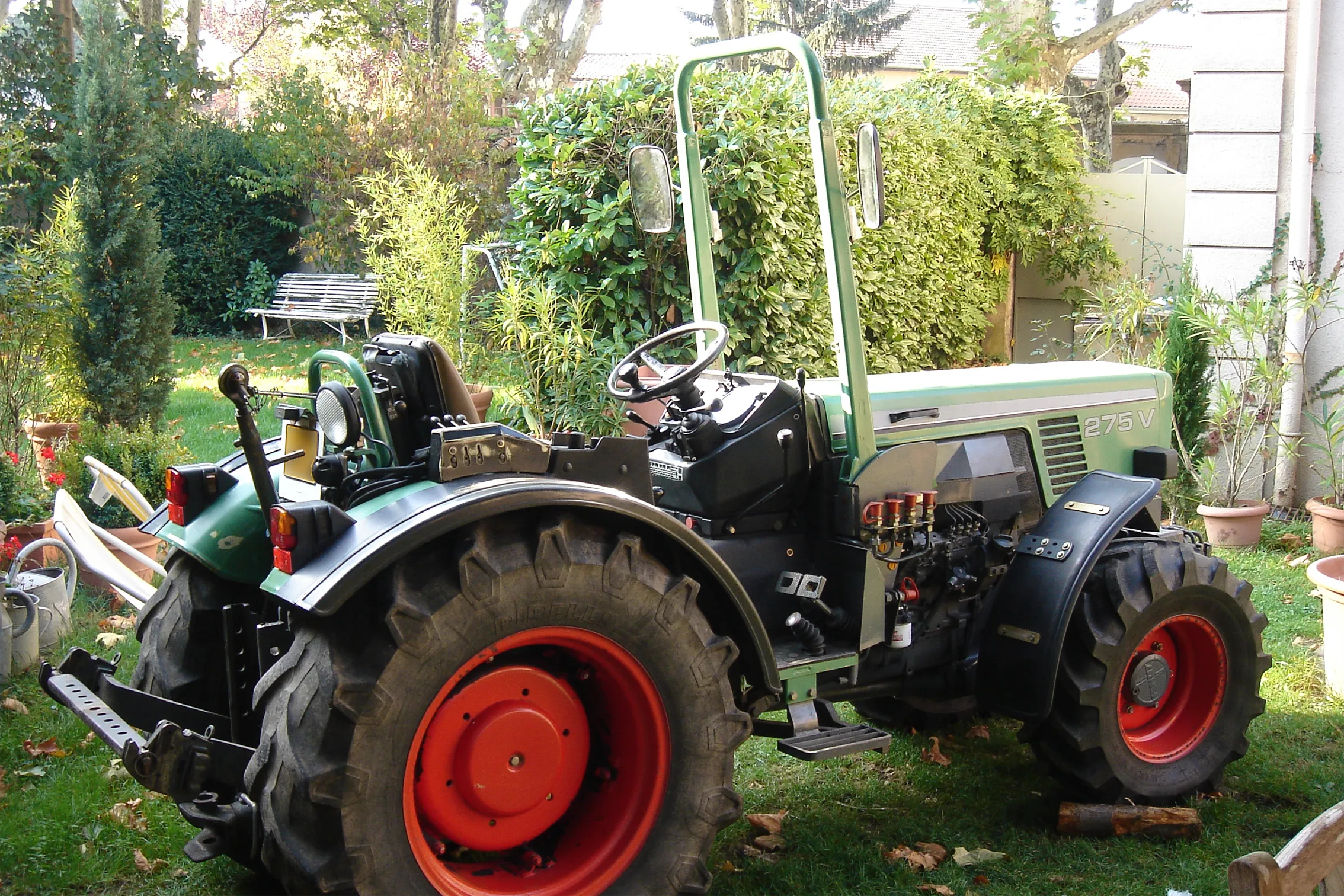 Voitures d'Antan Tracteur Agricole Ancien Fendt 12